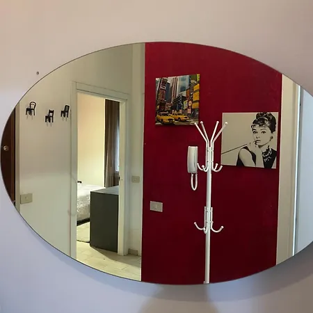 לינה וארוחת בוקר The Red Apartment2 *